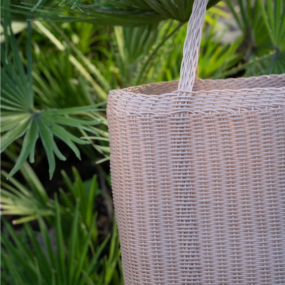 Handmade Recycled plastic basket bag made in Guatemala - dusty pink - Picture 2 of 3